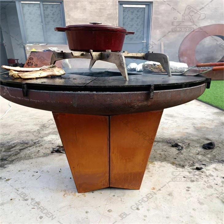 Cuisine d'extérieur avec barbecue au charbon de bois