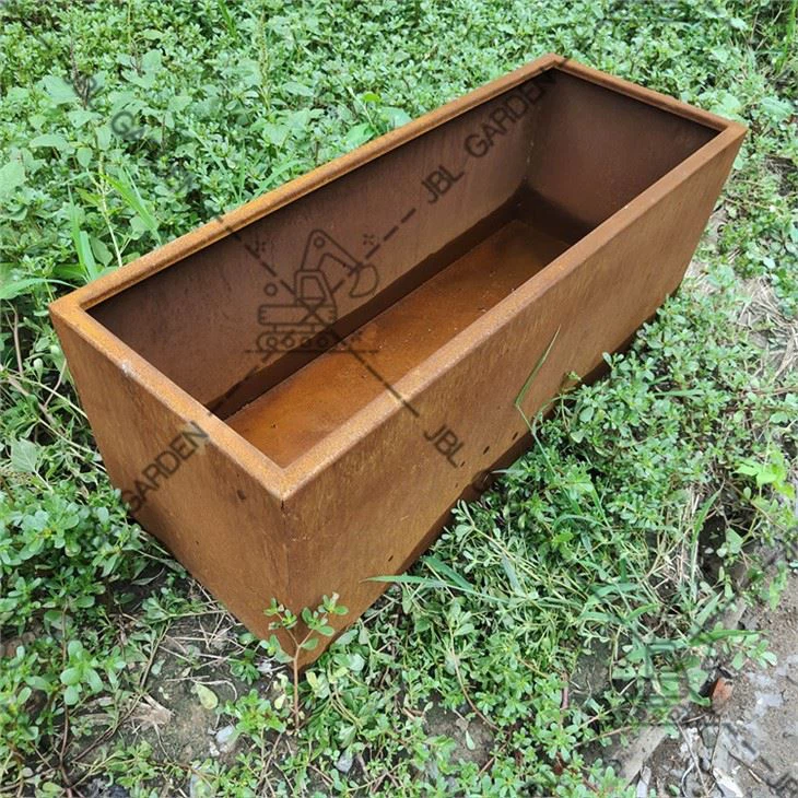 Jardinière longue en acier