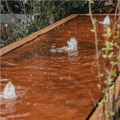 Long élément d'eau moderne en acier Corten