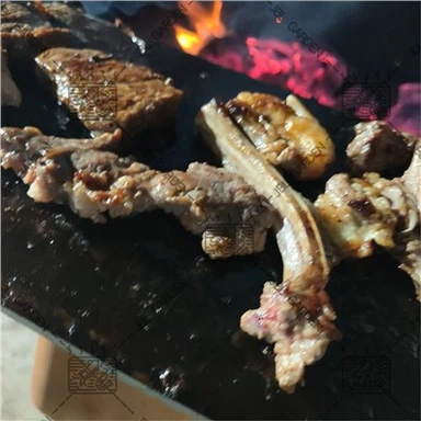 Barbecue à charbon de bois en acier Corten patiné