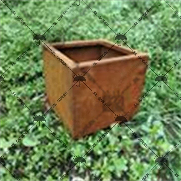 Jardinière en acier rouillé patiné