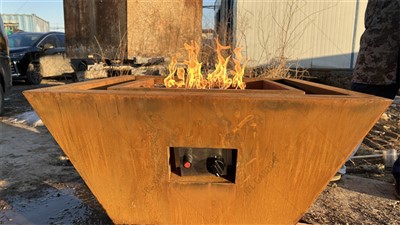 Caractéristique de l'eau avec bols à feu à gaz
