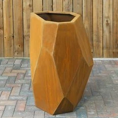 Pot de fleurs au design moderne.