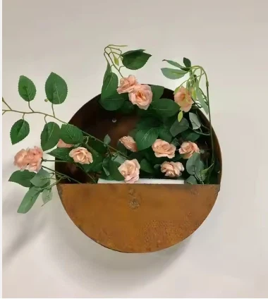 Petites jardinières de fleurs en métal